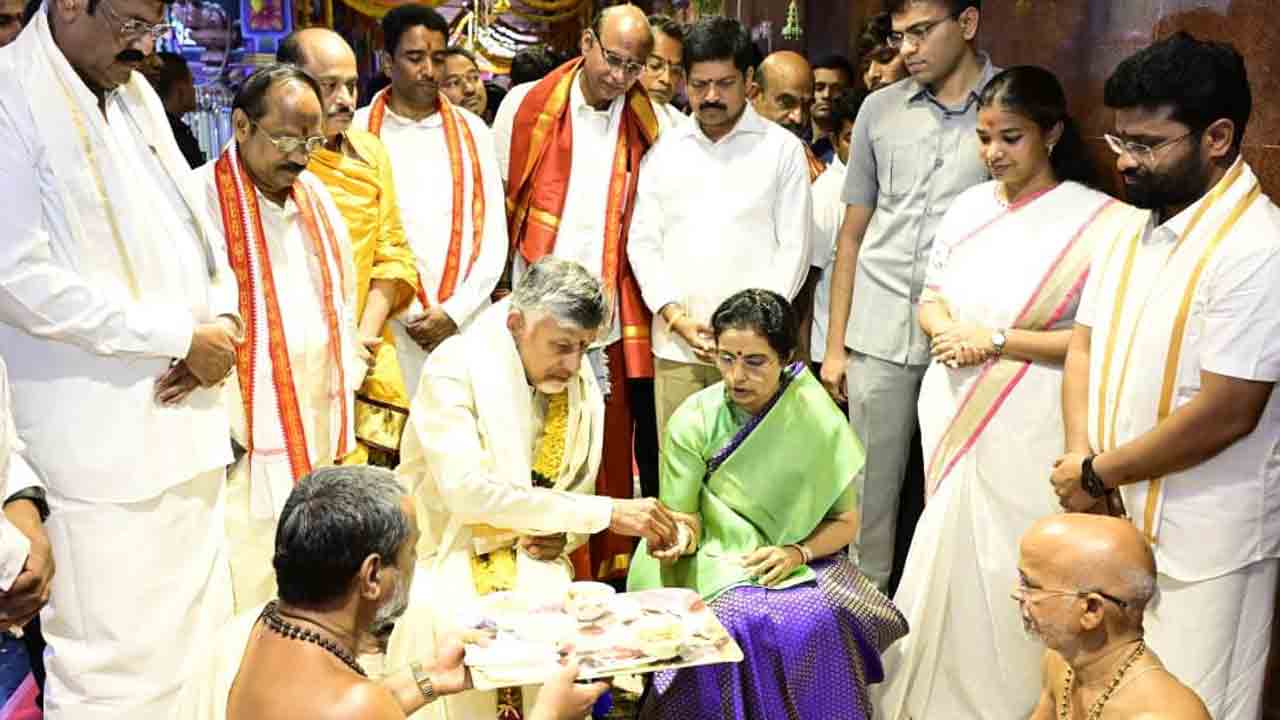Indrakeeladri Navratri: దుర్గమ్మకు పట్టు వస్త్రాలు సమర్పించిన సీఎం చంద్రబాబు దంపతులు