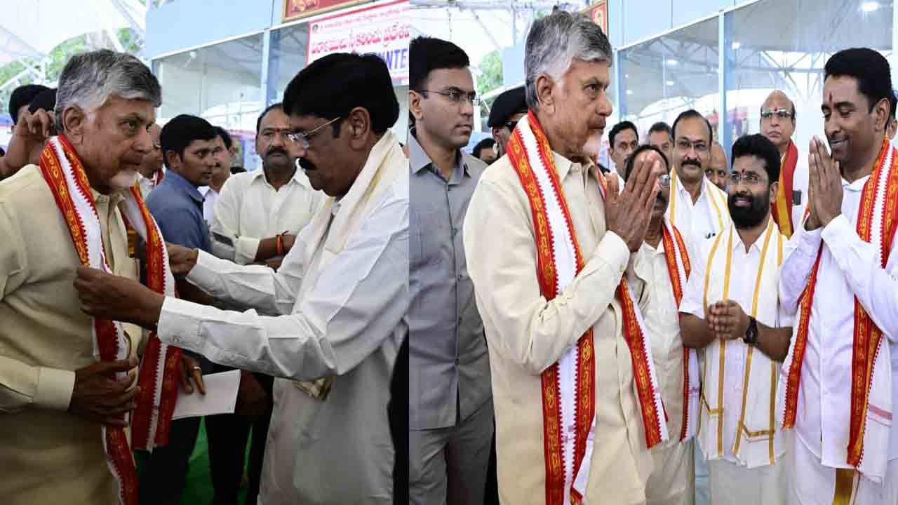 Indrakeeladri Navratri: దుర్గమ్మకు పట్టు వస్త్రాలు సమర్పించిన సీఎం చంద్రబాబు దంపతులు