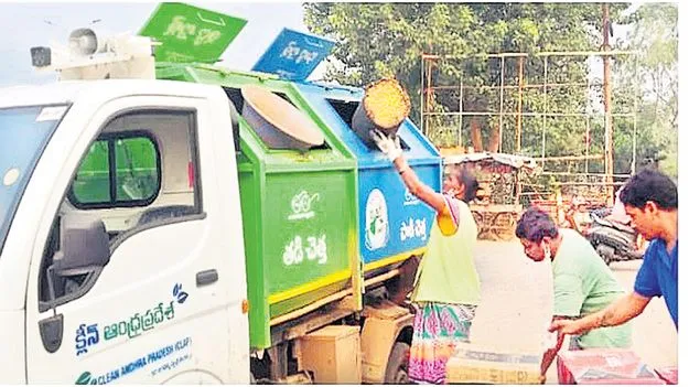 క్లాప్‌ కాంట్రాక్టర్‌పై కొరడా