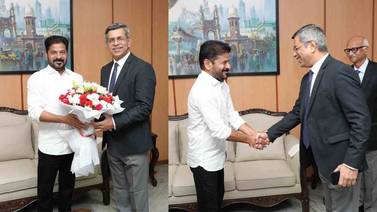 CM Revanth Reddy:  సీఎం రేవంత్‌రెడ్డితో హై కోర్టు ప్రధాన న్యాయమూర్తి జస్టిస్ అపరేష్ కుమార్ సింగ్‌‌ భేటీ