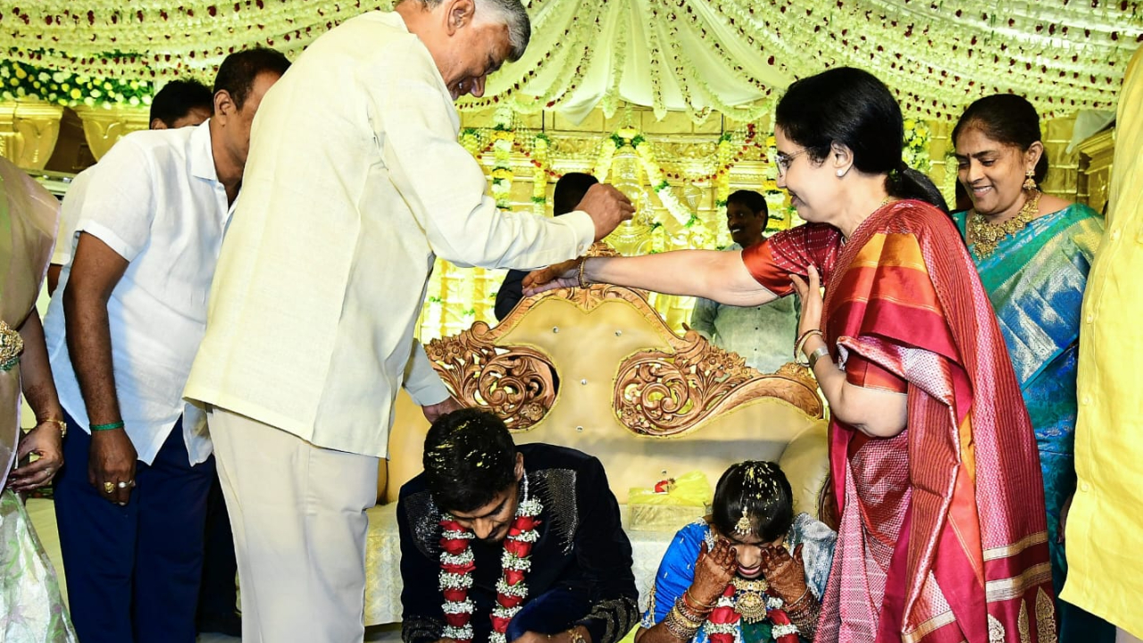 Ramanayudu Daughter Wedding: మంత్రి నిమ్మల కుమార్తె శ్రీజ వివాహానికి హాజరైన సీఎం చంద్రబాబు దంపతులు