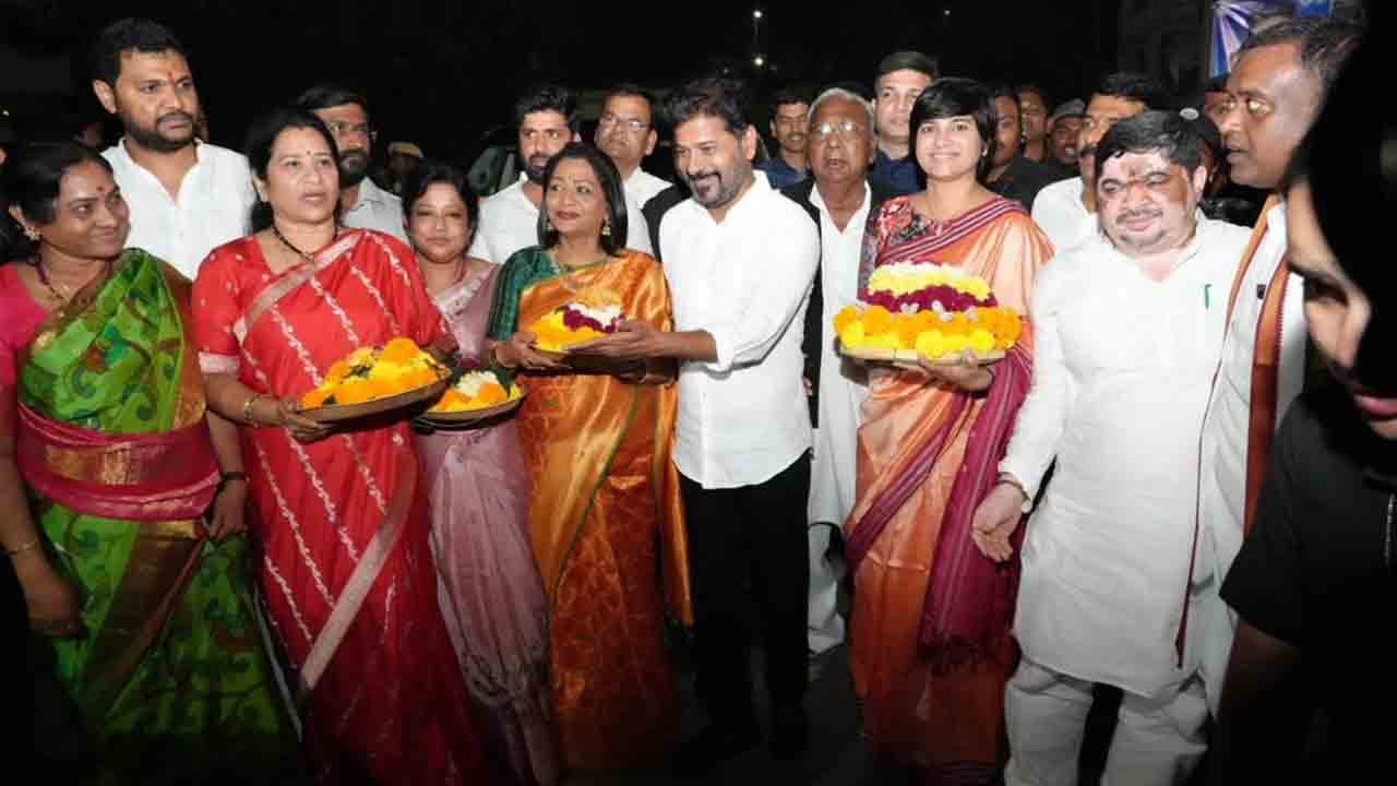 Bathukamma Kunta: అంగరంగ వైభవంగా బతుకమ్మ కుంట ప్రారంభోత్సవం