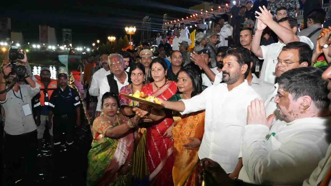 Bathukamma Kunta: అంగరంగ వైభవంగా బతుకమ్మ కుంట ప్రారంభోత్సవం