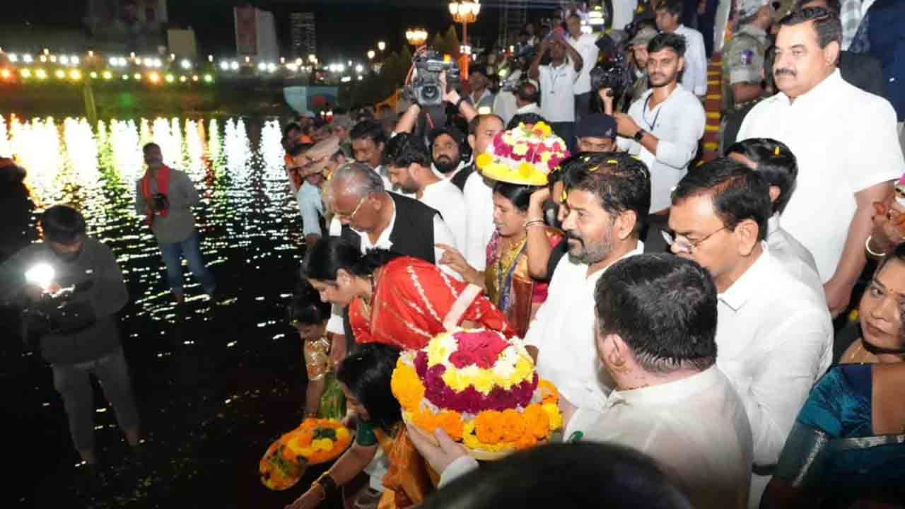 Bathukamma Kunta: అంగరంగ వైభవంగా బతుకమ్మ కుంట ప్రారంభోత్సవం