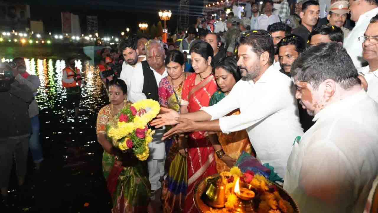 Bathukamma Kunta: అంగరంగ వైభవంగా బతుకమ్మ కుంట ప్రారంభోత్సవం