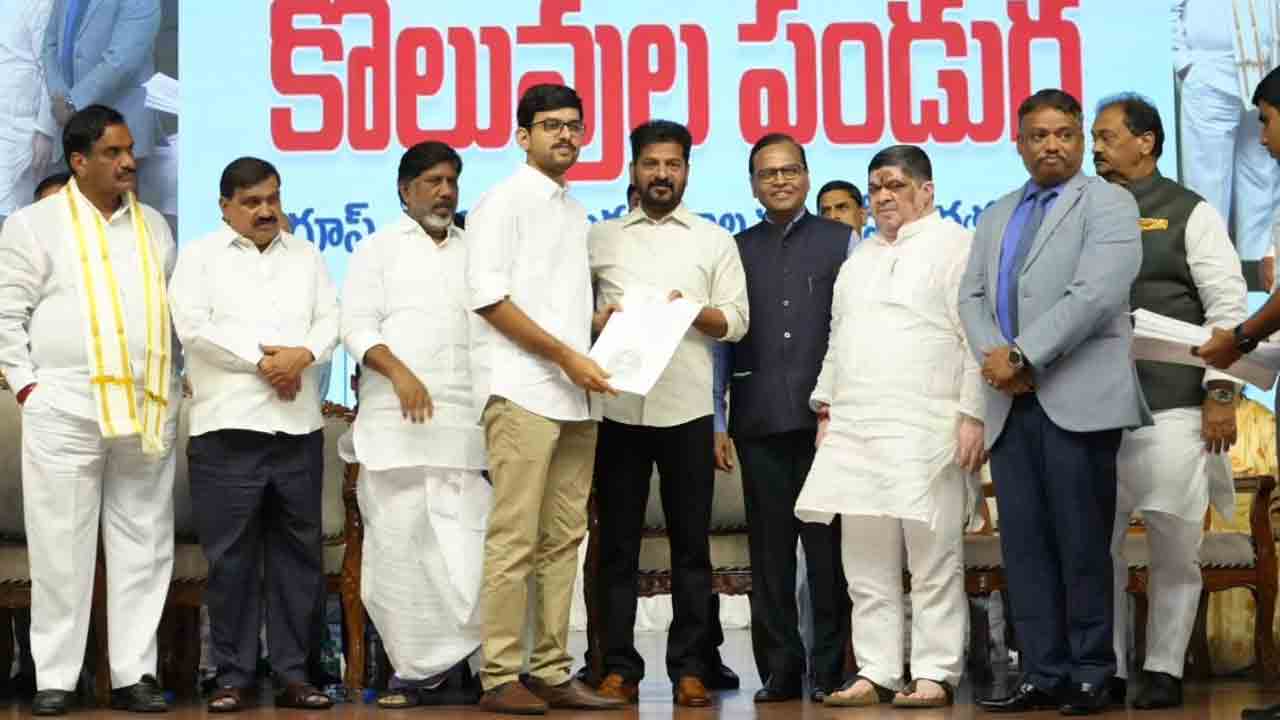 CM Revanth Reddy: గ్రూప్ -2  అభ్యర్థులకు ఉద్యోగ నియామక పత్రాలు అందజేసిన సీఎం రేవంత్‌రెడ్డి