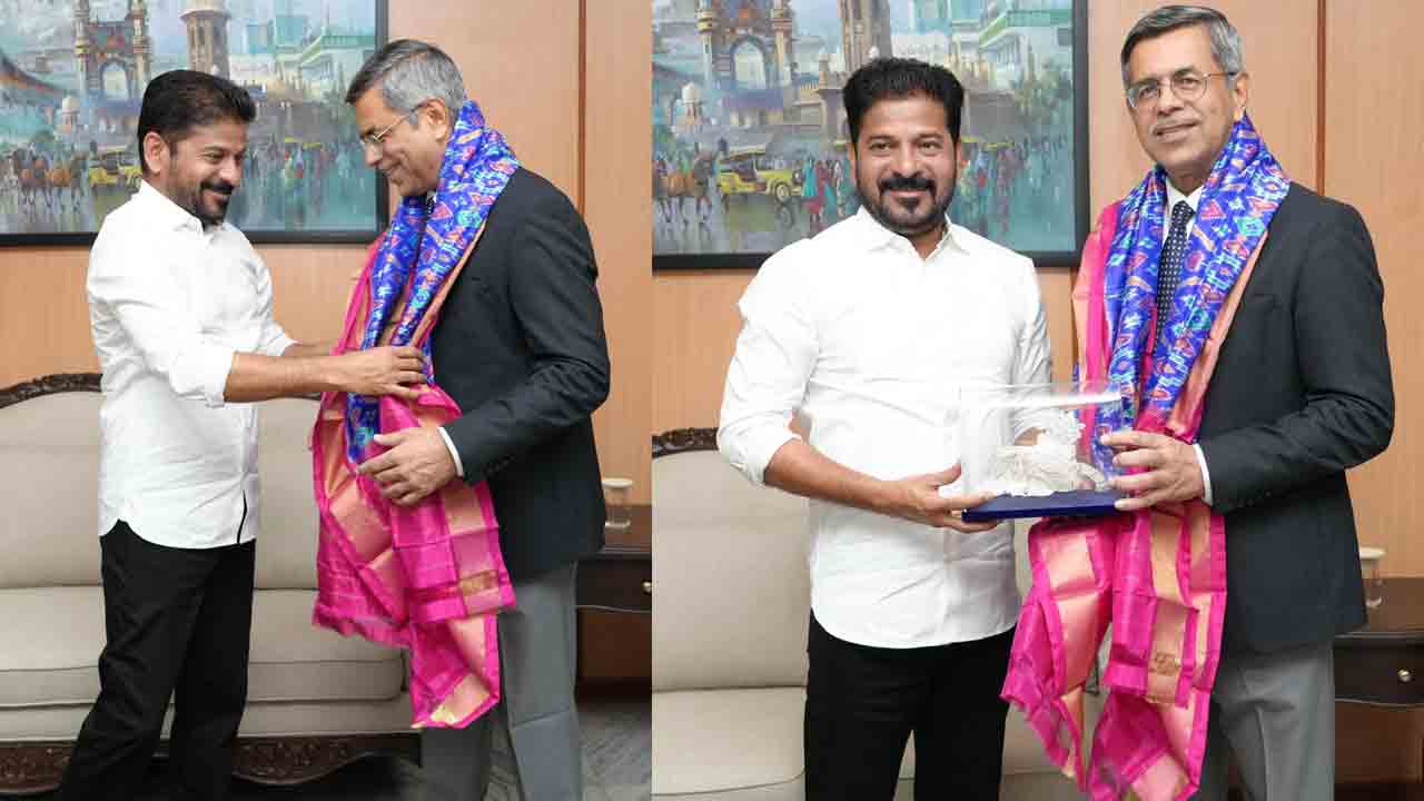 CM Revanth Reddy:  సీఎం రేవంత్‌రెడ్డితో హై కోర్టు ప్రధాన న్యాయమూర్తి జస్టిస్ అపరేష్ కుమార్ సింగ్‌‌ భేటీ