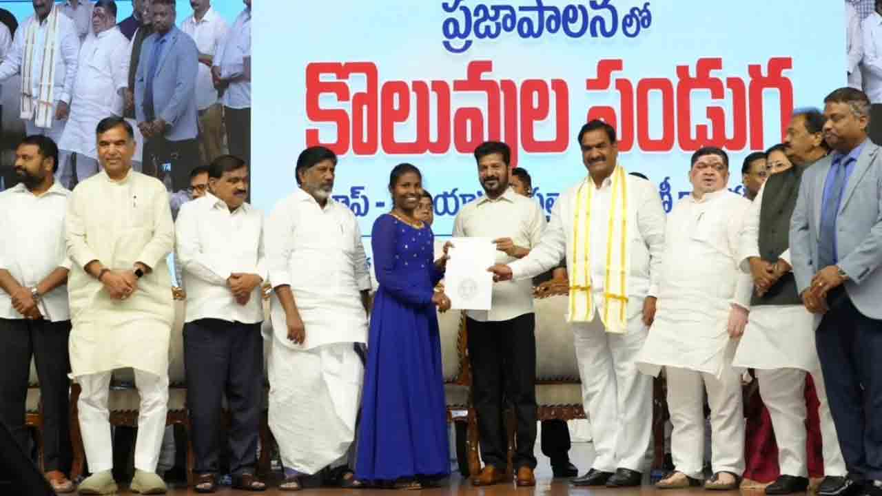 CM Revanth Reddy: గ్రూప్ -2  అభ్యర్థులకు ఉద్యోగ నియామక పత్రాలు అందజేసిన సీఎం రేవంత్‌రెడ్డి