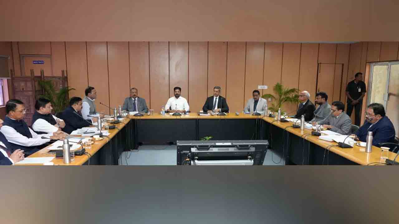 CM Revanth Reddy:  సీఎం రేవంత్‌రెడ్డితో హై కోర్టు ప్రధాన న్యాయమూర్తి జస్టిస్ అపరేష్ కుమార్ సింగ్‌‌ భేటీ