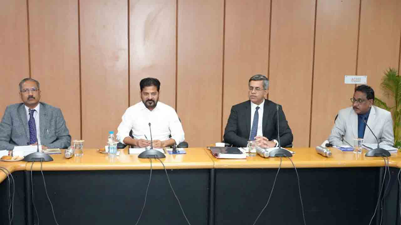 CM Revanth Reddy:  సీఎం రేవంత్‌రెడ్డితో హై కోర్టు ప్రధాన న్యాయమూర్తి జస్టిస్ అపరేష్ కుమార్ సింగ్‌‌ భేటీ