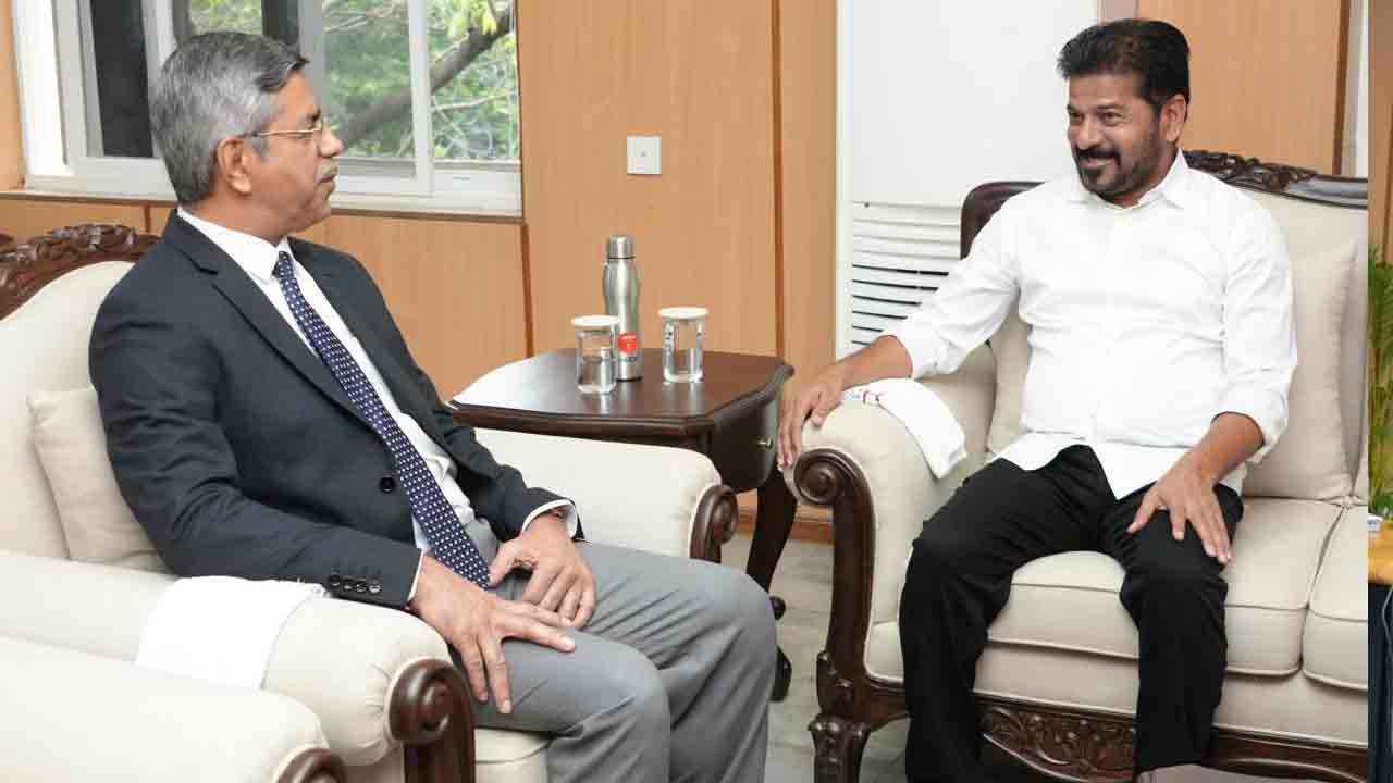 CM Revanth Reddy:  సీఎం రేవంత్‌రెడ్డితో హై కోర్టు ప్రధాన న్యాయమూర్తి జస్టిస్ అపరేష్ కుమార్ సింగ్‌‌ భేటీ