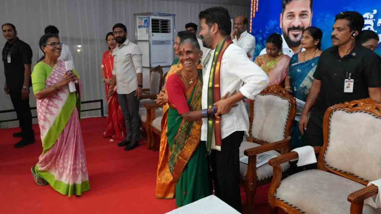 Bathukamma Kunta: అంగరంగ వైభవంగా బతుకమ్మ కుంట ప్రారంభోత్సవం