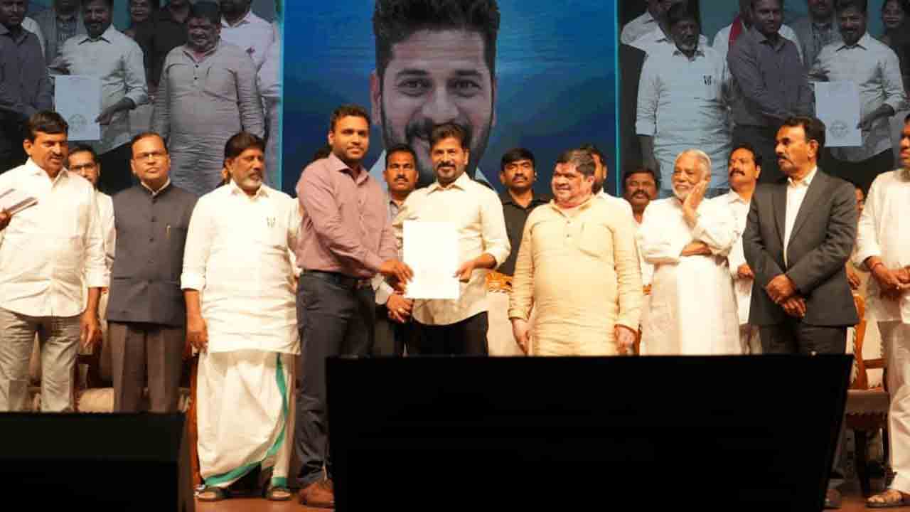 CM Revanth Reddy: గ్రూప్‌-1 నియామక పత్రాలు అందజేసిన సీఎం రేవంత్‌రెడ్డి