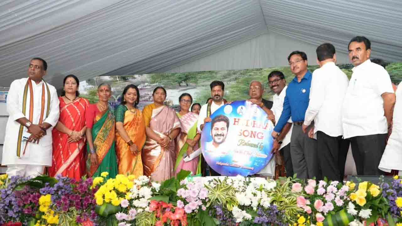 Bathukamma Kunta: అంగరంగ వైభవంగా బతుకమ్మ కుంట ప్రారంభోత్సవం