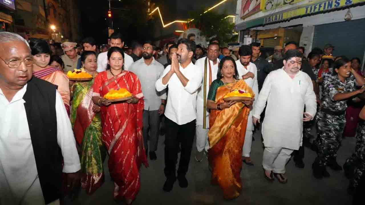 Bathukamma Kunta: అంగరంగ వైభవంగా బతుకమ్మ కుంట ప్రారంభోత్సవం