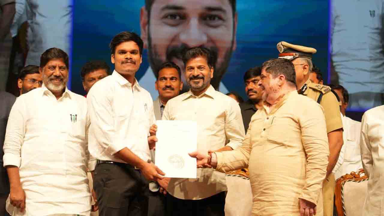 CM Revanth Reddy: గ్రూప్‌-1 నియామక పత్రాలు అందజేసిన సీఎం రేవంత్‌రెడ్డి