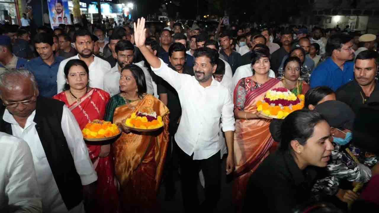 Bathukamma Kunta: అంగరంగ వైభవంగా బతుకమ్మ కుంట ప్రారంభోత్సవం