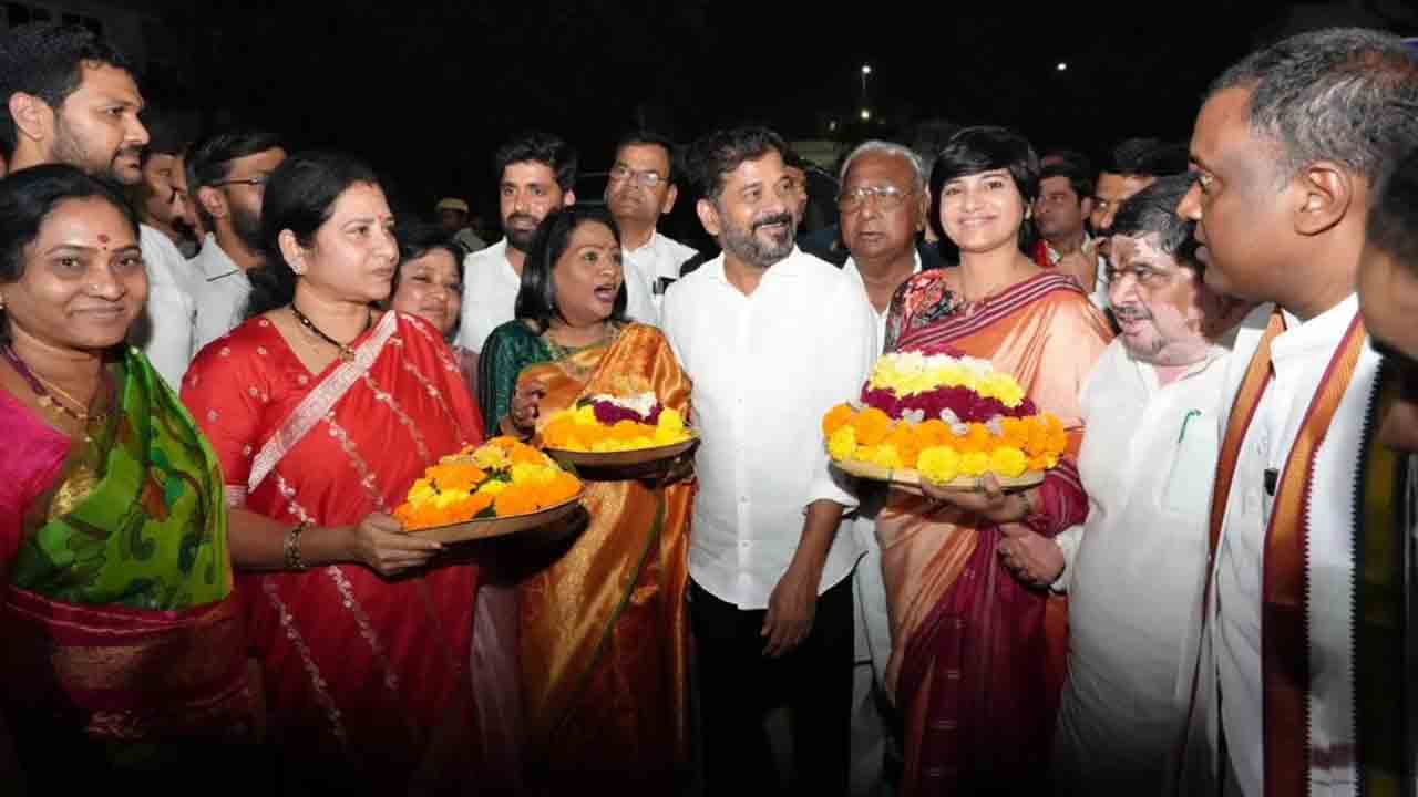 Bathukamma Kunta: అంగరంగ వైభవంగా బతుకమ్మ కుంట ప్రారంభోత్సవం