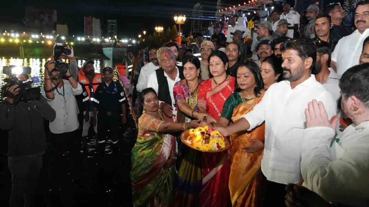 Bathukamma Kunta: అంగరంగ వైభవంగా బతుకమ్మ కుంట ప్రారంభోత్సవం