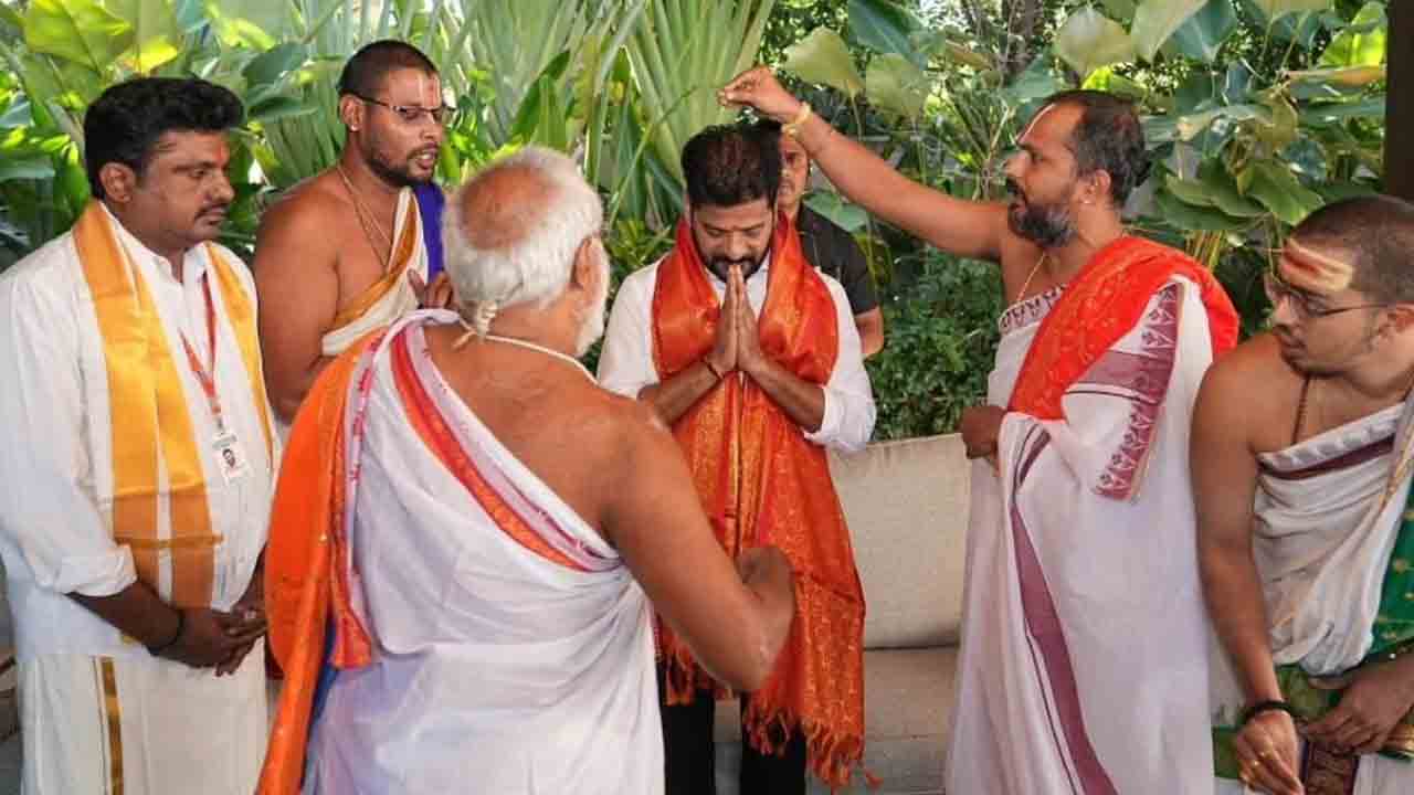 CM RevanthReddy: సీఎం రేవంత్‌రెడ్డి బర్త్‌డే.. ఆశీర్వదించిన యాదాద్రి ఆలయ అర్చకులు