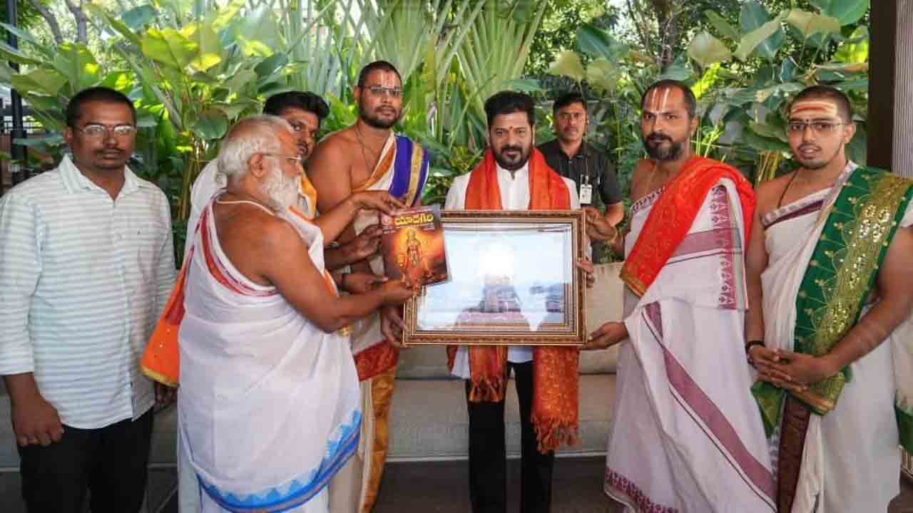 CM RevanthReddy: సీఎం రేవంత్‌రెడ్డి బర్త్‌డే.. ఆశీర్వదించిన యాదాద్రి ఆలయ అర్చకులు