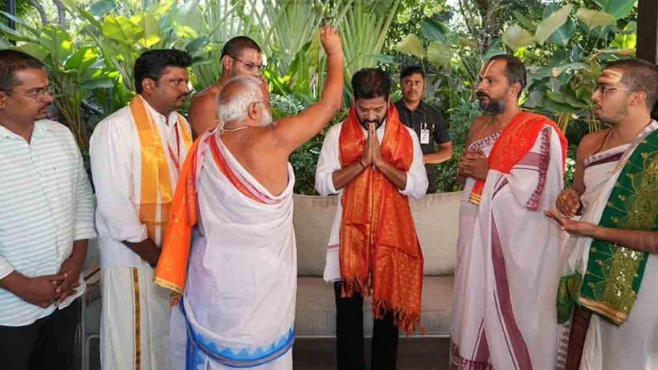 CM RevanthReddy: సీఎం రేవంత్‌రెడ్డి బర్త్‌డే.. ఆశీర్వదించిన యాదాద్రి ఆలయ అర్చకులు