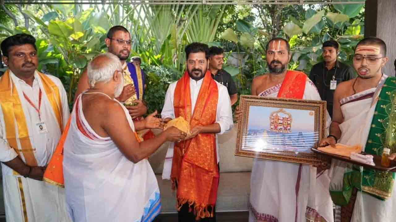 CM RevanthReddy: సీఎం రేవంత్‌రెడ్డి బర్త్‌డే.. ఆశీర్వదించిన యాదాద్రి ఆలయ అర్చకులు