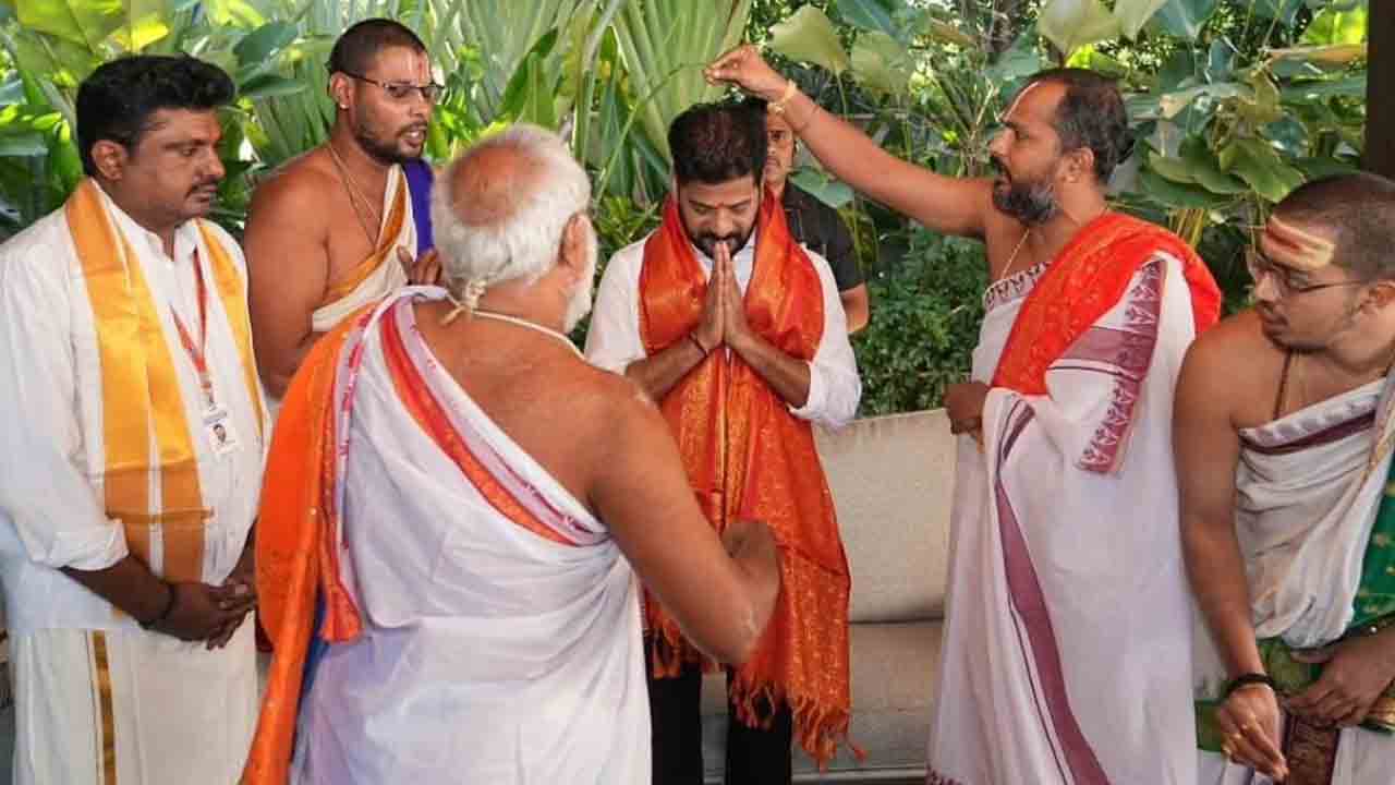 CM RevanthReddy: సీఎం రేవంత్‌రెడ్డి బర్త్‌డే.. ఆశీర్వదించిన యాదాద్రి ఆలయ అర్చకులు