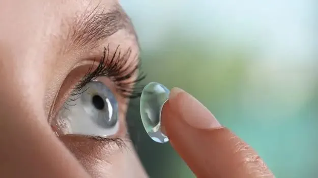 Contact Lens: కాంటాక్ట్ లేన్స్‌ను వాడతారా? ఈ పొరపాట్లతో చూపునకు ముప్పు