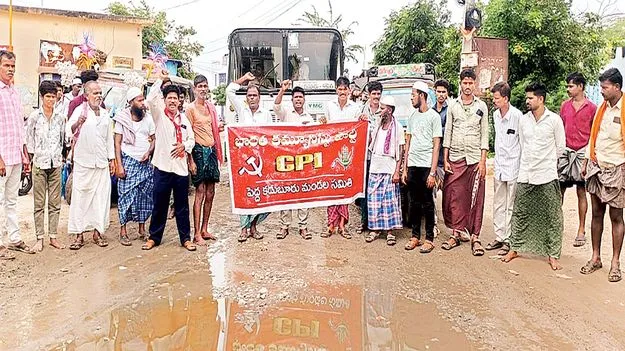 రోడ్డు వేయాలి: సీపీఐ 