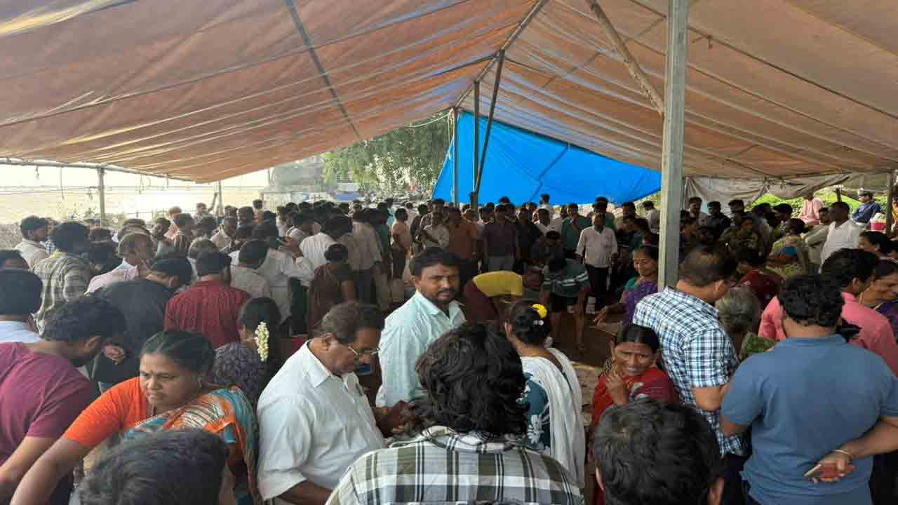 Cheermenu Fish: చీరమేను కోసం పోటెత్తిన మాంసాహార ప్రియులు..