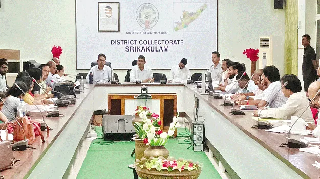 కేజీబీవీలపై సోలార్‌ ఏర్పాటు తప్పనిసరి 