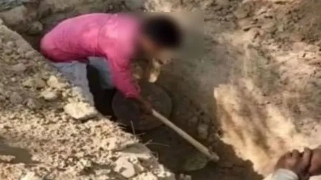 Madanapalle: మంత్రాల నెపంతో పట్టపగలే మృతదేహాన్ని వెలికితీసేందుకు యత్నం.. చివరికి.. 