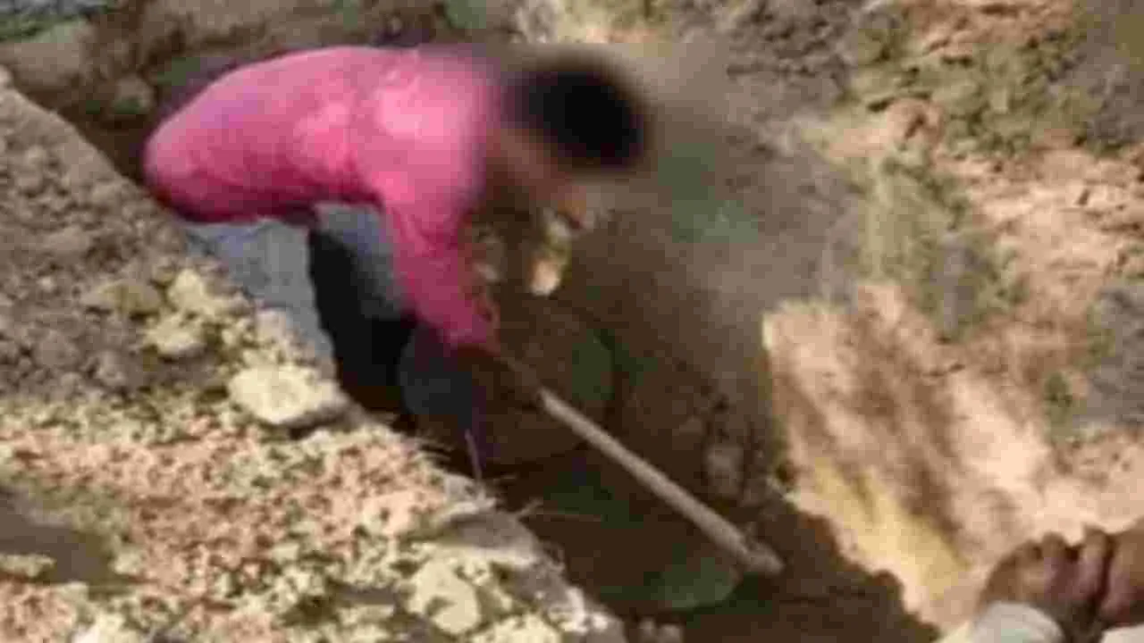 Madanapalle: మంత్రాల నెపంతో పట్టపగలే మృతదేహాన్ని వెలికితీసేందుకు యత్నం.. చివరికి.. 