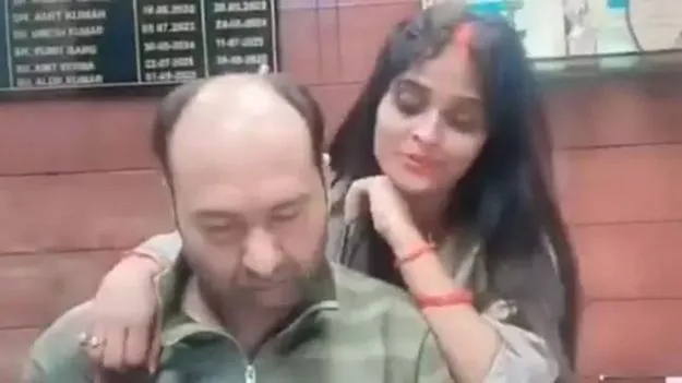 SBI Manager Viral Video: ఆఫీసులో రీల్స్ చేస్తూ ఎస్‌బీఐ మేనేజర్ వీడియో వైరల్  