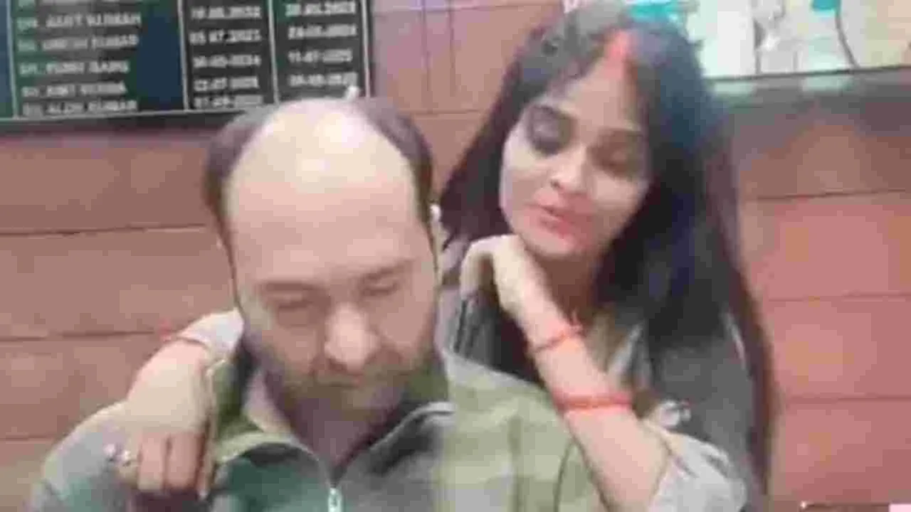 SBI Manager Viral Video: ఆఫీసులో రీల్స్ చేస్తూ ఎస్‌బీఐ మేనేజర్ వీడియో వైరల్  