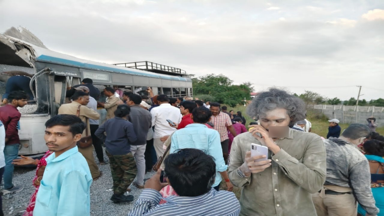 చేవెళ్ల రోడ్డు ప్రమాద ఘటన.. హృదయాన్ని కలిచివేసే దృశ్యాలు