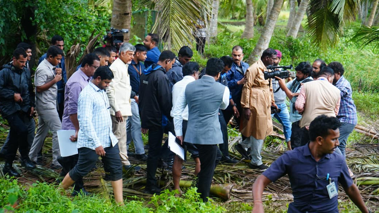 Cyclone Montha: కోనసీమ జిల్లాలో వరి భూములను పరిశీలించిన సీఎం చంద్రబాబు 