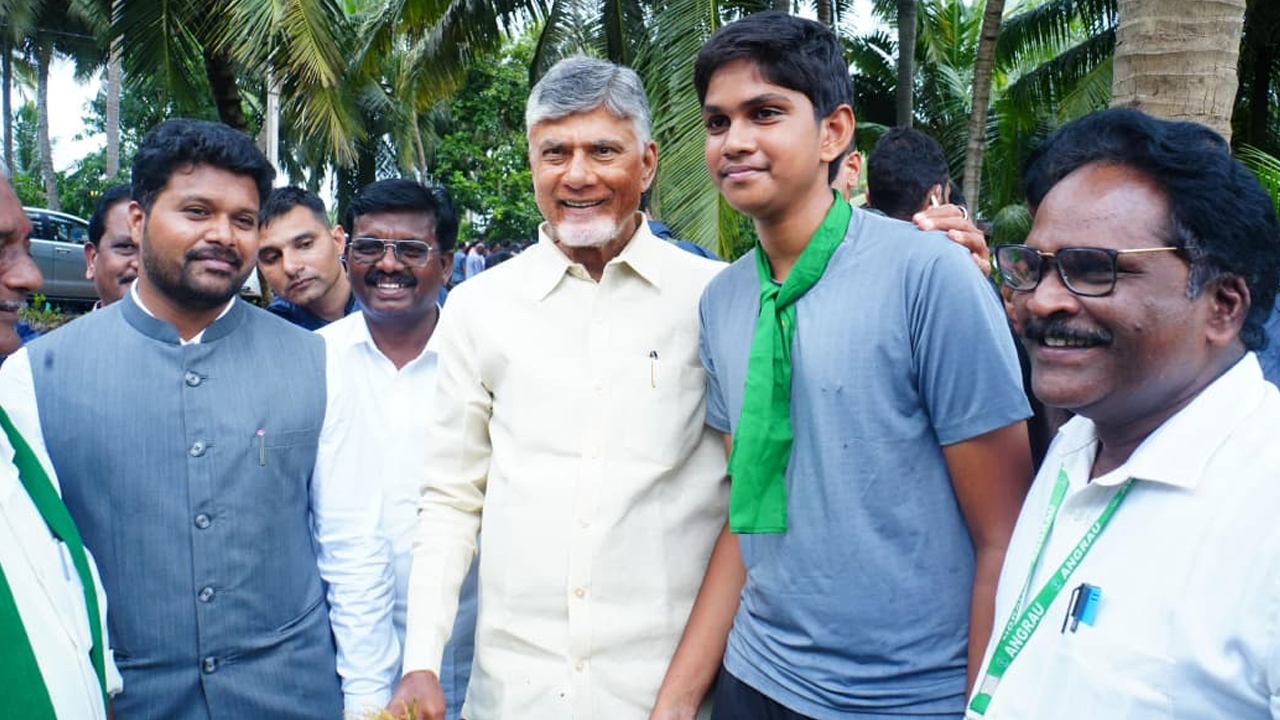 Cyclone Montha: కోనసీమ జిల్లాలో వరి భూములను పరిశీలించిన సీఎం చంద్రబాబు 