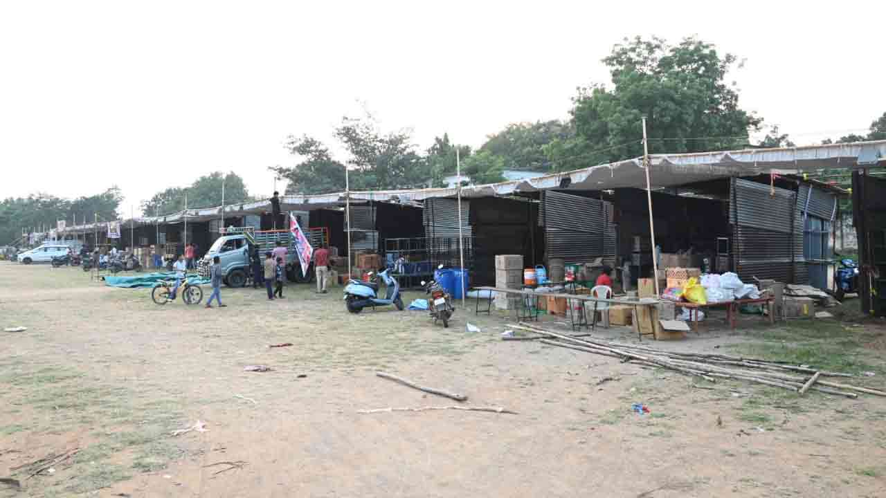 Diwali 2025: ఖమ్మంలో జోరుగా సాగుతున్న బాణసంచా దుకాణాల ఏర్పాటు పనులు