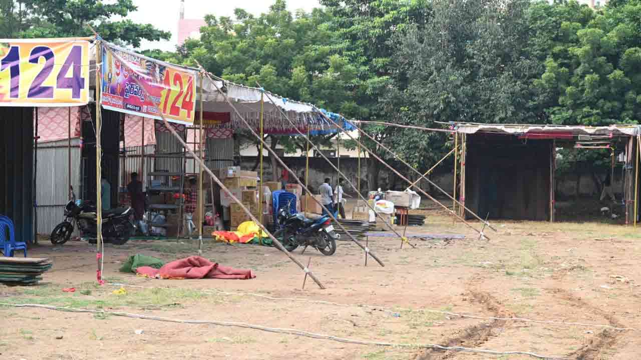 Diwali 2025: ఖమ్మంలో జోరుగా సాగుతున్న బాణసంచా దుకాణాల ఏర్పాటు పనులు