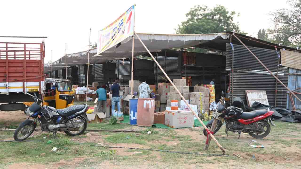 Diwali 2025: ఖమ్మంలో జోరుగా సాగుతున్న బాణసంచా దుకాణాల ఏర్పాటు పనులు