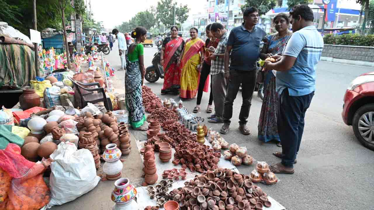 Diwali 2025: ఖమ్మంలో జోరుగా సాగుతున్న బాణసంచా దుకాణాల ఏర్పాటు పనులు