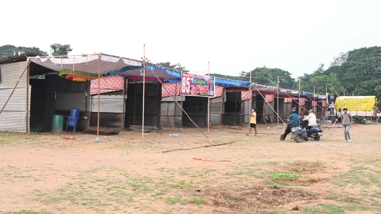 Diwali 2025: ఖమ్మంలో జోరుగా సాగుతున్న బాణసంచా దుకాణాల ఏర్పాటు పనులు