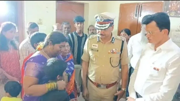 DGP visits CCS Constable Pramod Family:  సీసీఎస్ కానిస్టేబుల్ ప్రమోద్ కుటుంబాన్ని పరామర్శించిన డీజీపీ