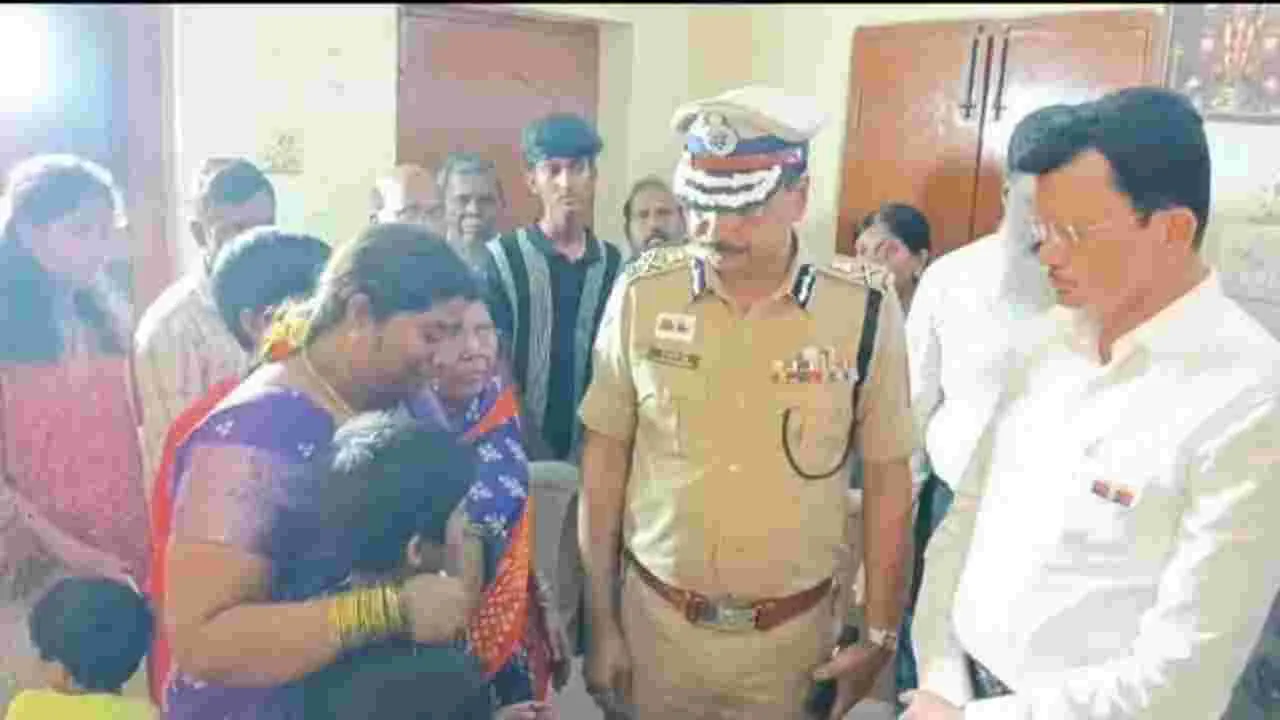 DGP visits CCS Constable Pramod Family:  సీసీఎస్ కానిస్టేబుల్ ప్రమోద్ కుటుంబాన్ని పరామర్శించిన డీజీపీ