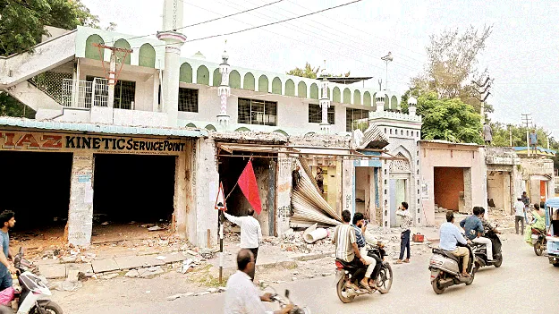 స్వచ్ఛందంగా దుకాణాల తొలగింపు