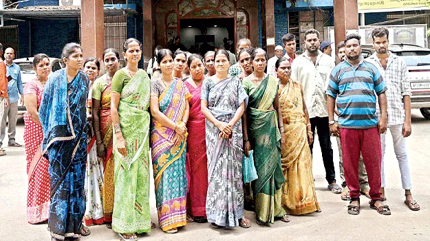 జీతాల కోసం ఎదురుచూపులు