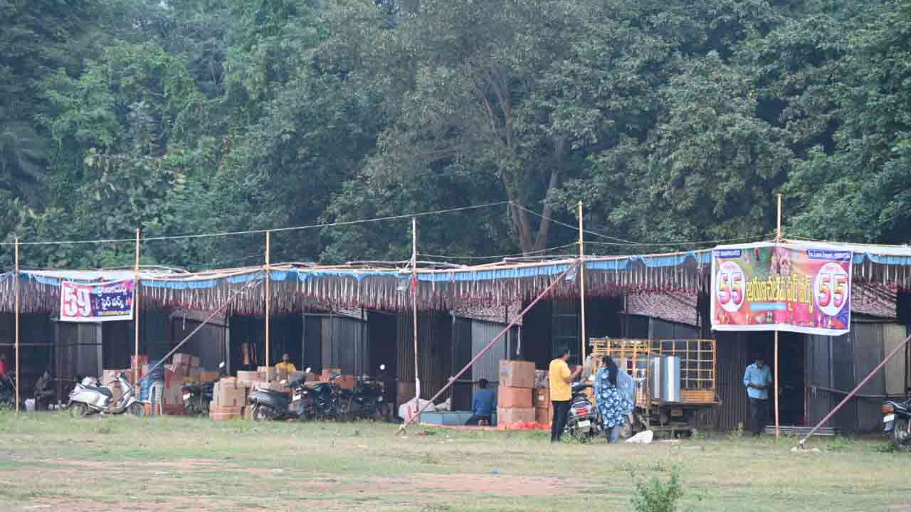 Diwali 2025: ఖమ్మంలో జోరుగా సాగుతున్న బాణసంచా దుకాణాల ఏర్పాటు పనులు