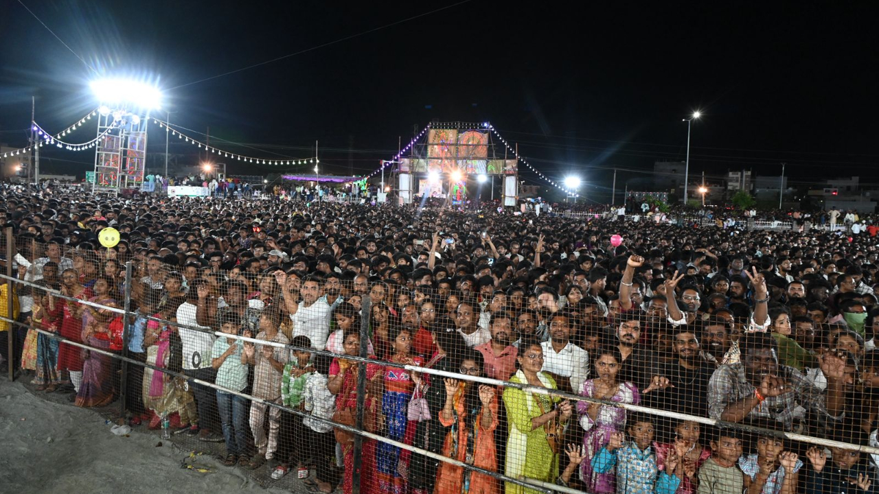  Ravana Dahanam Celebrations: ఘనంగా రావణ దహనం..కనువిందు చేసిన తారాజువ్వలు